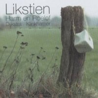 “Likstien” ( 2000)
Een heerlijke luister-cd, met gevoelige- en romantische nummers en ook veel humor. Typische Harm en Roelofliedjes en teksten. “Jans en Geert” willen bij de brandweer en maken een parodie op de vele shantykoren in Drenthe door als “Zandmatrozen “op te treden, er wordt op echte Drentse wijze een kapvergunning aangevraagd, en wij nemen U mee op visiete waar hele byzundere zaken in de weck terecht komen.
En de toestand in de wereld wordt gerelativeerd in ‘de Likstien”.
Het eerste exemplaar is aangeboden aan RTV Drenthe, in de persoon van de toenmalige directeur Rob Staal.