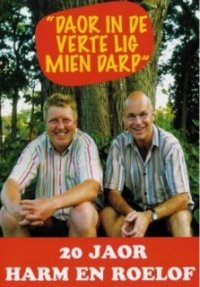 ”Daor in de verte lig mien darp” ( 2006)

Ter gelegenheid van oes twintig-jaorig jubileum hebt wij op zeer professionele wieze de mooiste nummers van de ofgelopen twintig jaor op DVD vast laoten leggen. De basisopnames bint maakt op 1 april 2006 in’t Oelnbret in Daolen, en daornao bint er mooie opnames in- en rondum Slien maakt ter aanvulling en illustratie van de liedties. Er staot zölfs bielden oet New York op. De DVD bestiet oet een groot aantal serieuze numers zoals het titellied ‘Daor in de verte lig mien darp,”de mooiste meid van Slien, “Geel is de braom”, het” Drents wichtien”, “Bij stam van de aole lindeboom”, enz. 
De opnames bint prachtig worden !
Wieder staot er drie volledige conferences op: de bekendste is die over Loebas, wieder “Oh Gloria” en “Jans en Geert” met alles er op en er an, met als ofsluting de “dikke riespolka”. En natuurlijk wordt er ofsleuten met “Drèents”, een lied dat inmiddels deur veul Drenten zungen wordt.

Janderman van den Berg oet Emmen dee de productie.
Dizze DVD kreeg een nominatie veur de Dagblad van het Noorden streektaolpries! 
Een prachtig document dat elke Harm en Roelofliefhebber hebben möt.