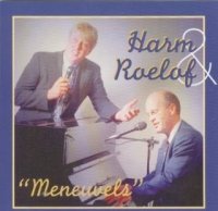 “Meneuvels”. ( 1997)
Meneuvels is Drents voor “fratsen”. Na het succes van “Over vrouwlu enzo” hadden wij nog zoveel materiaal liggen dat wij een jaar later besloten hebben om hielemaol zelf een cd samen te stellen. Prachtige ballades zoals ‘Daor in de verte lig mien darp” en “Geel was de braom”, maar ook met het humoristische verhaal over een club jongkerels die naar de ganzenmarkt in Coevorden gaat. Ook staat er een volledige conference op: die van gemientebode “Henderik Maatjes” , die vertelt over zijn ervaringen tijdens trouwerijen in’t gemientehuis van Sleen en zijn diepe verlangen om zulks zelf nog eens mee te maken. Het nummer New York springt er uit door z’n jazz-achtige muziek en de alter ego’s van Harm en Roelof, ‘Jans en Geert”, zingen de Zwienebienenblues.
Ook op deze CD zijn de arrangementen van Harro Wimmenhove.
Onze “ontdekkers”, Hennie Kuyer en Jans Polling, hebben de eerste exemplaren gekregen.