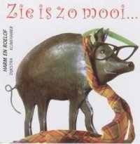 “Zie is zo mooi” (2003)
“Zie is zo mooi” slaat op “de mooiste meid van Slien”, het bekendste nummer van Harm en Roelof dat puur natuur op deze cd staat, dus alleen met piano en zang, live opgenomen in’t Oelnbret in Dalen. Een zweem nostalgie komt voorbij in ‘De Mottenkampsteeg”, een prachtig verhaal over de voorbereiding van de komst van de Koningin naar ons dorp en de her-oprichting van boerenblaoskapel, het hilarische lied over Jans en Griet die uit fietsen gaan, waorbij Jans van alles aan de fiets mankeert, 
“Jans en Geert” die erg verliefd zijn op Hiltje, wie of wat dat dan ok maar wezen mag, en nog veel meer! Alle teksten en muziek zijn van Harm en Roelof, de arrangementen van Harro Wimmenhove.
Het eerste exemplaar is aangeboden aan Albert -en Grietje Eising de toenmalige eigenaren van ’t Oelnbret in Dalen.